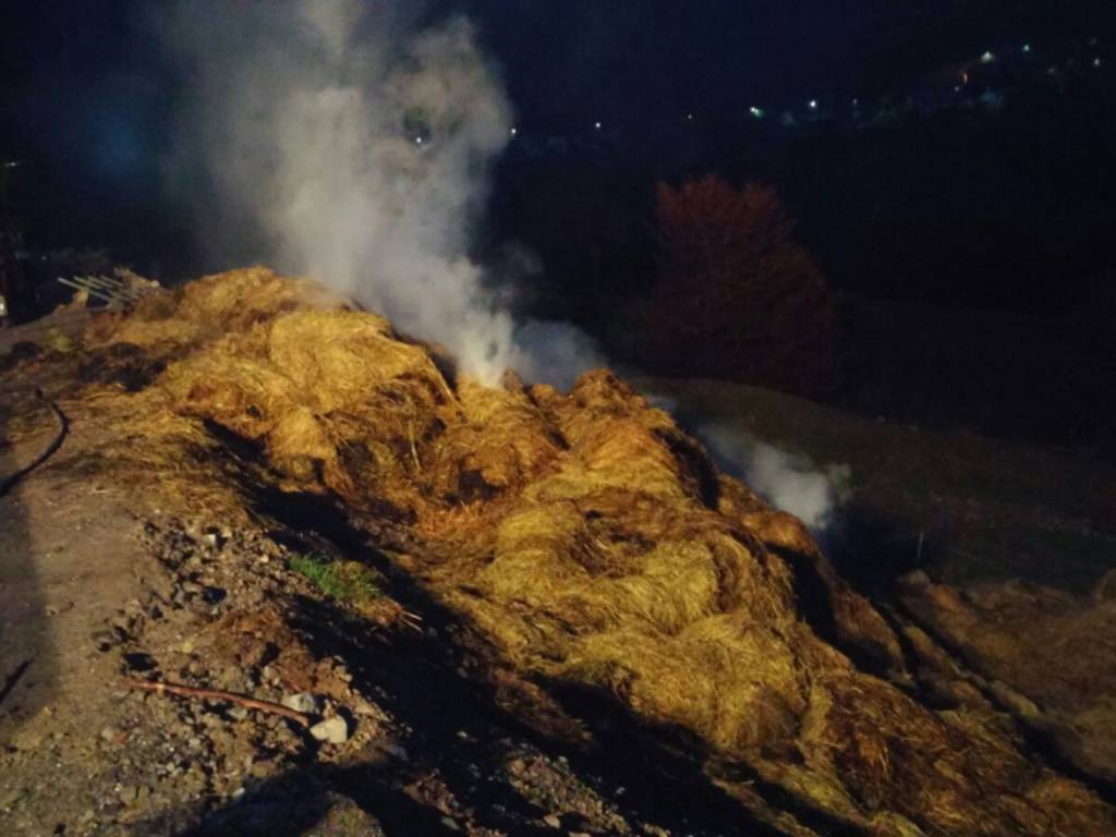 incendio nella notte, cascinale in fiamme a Val Rezzo