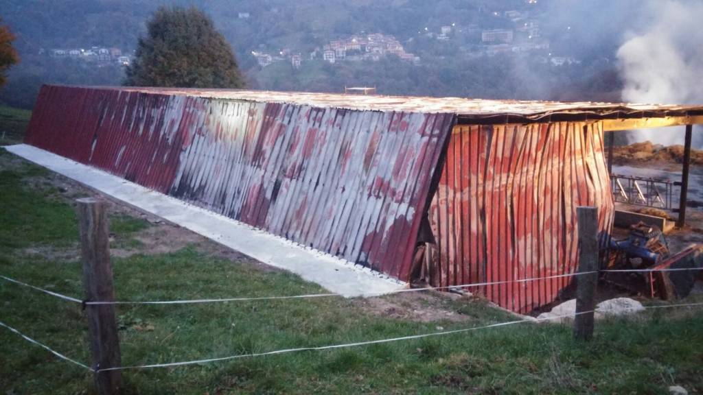 incendio nella notte, cascinale in fiamme a Val Rezzo