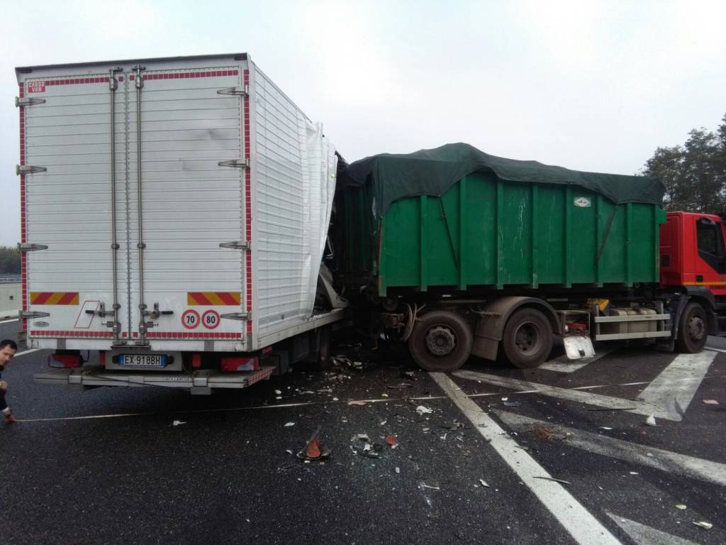 scontro tra camion in autostrada a9