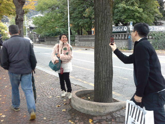 turisti lungolago di como selfie