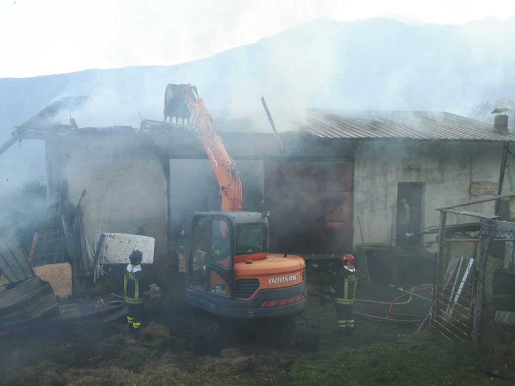 Garzeno, incendio distrugge una stalla