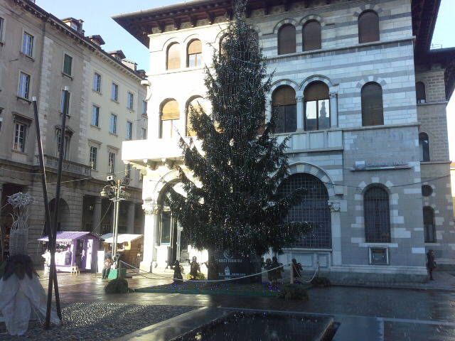 albero dei balocchi como di giorno e piazza angeli