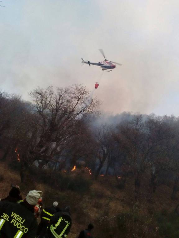 In fiamme i boschi di Garzeno e del Bolettone