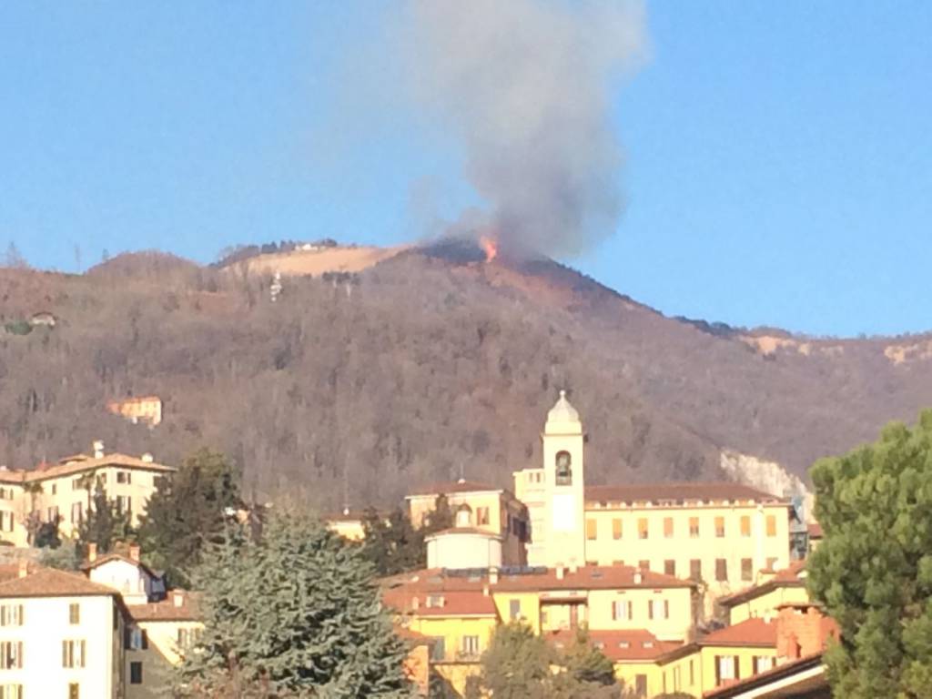 In fiamme i boschi di Garzeno e del Bolettone