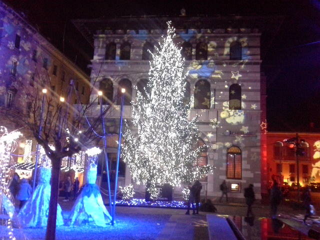 La magia dei Balocchi di Como: acceso l'albero di 16 metri