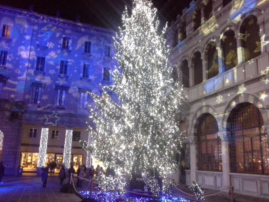 La magia dei Balocchi di Como: acceso l'albero di 16 metri