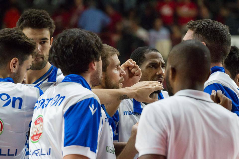 openjob varese red october cantù, le immagini del derby