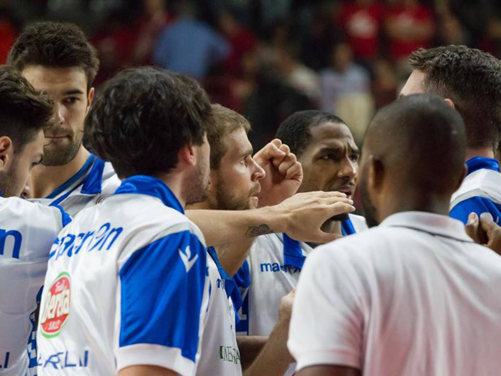 openjob varese red october cantù, le immagini del derby