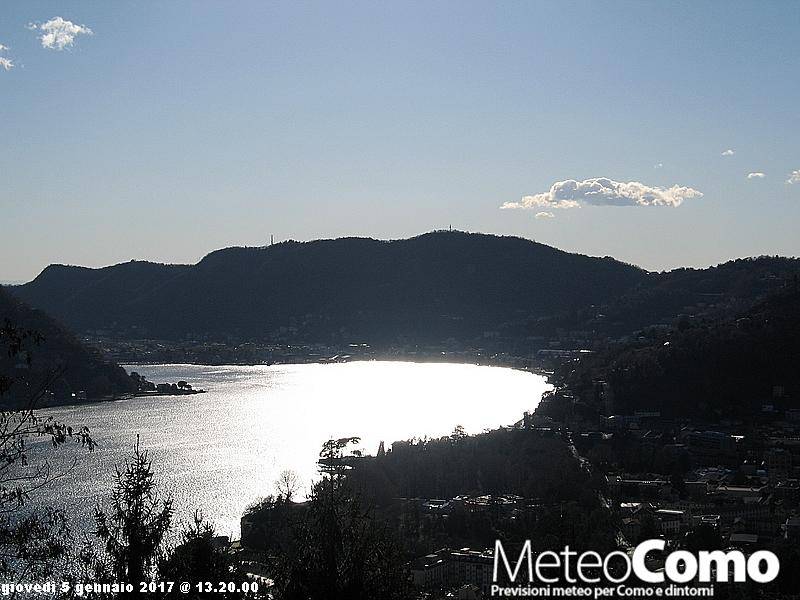 cielo sereno primo bacino lago ed erba