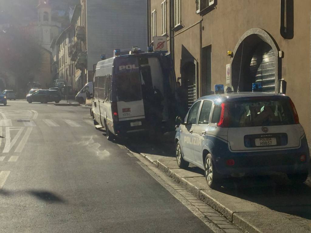 forze ordine via milano piazza san rocco como sgombero