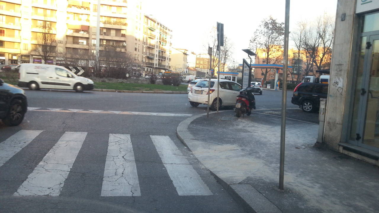 ghiaccio e sale sulle strade di Milano: a Como non è così