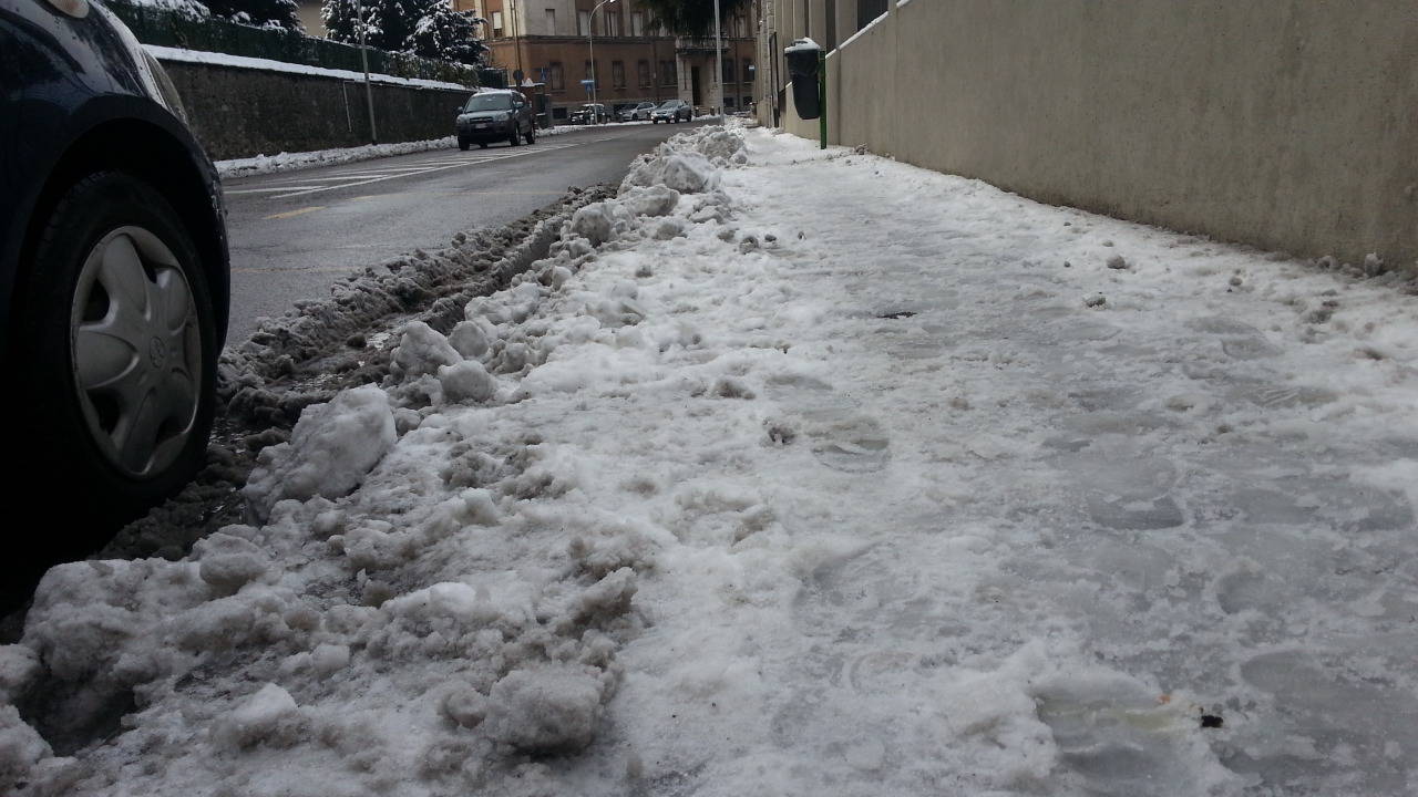 marciapiedi como sporchi di neve