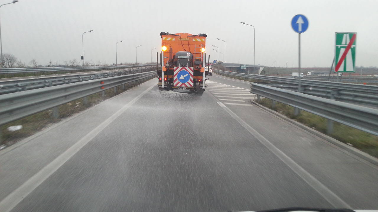 sale sulle strade per ghiaccio e neve