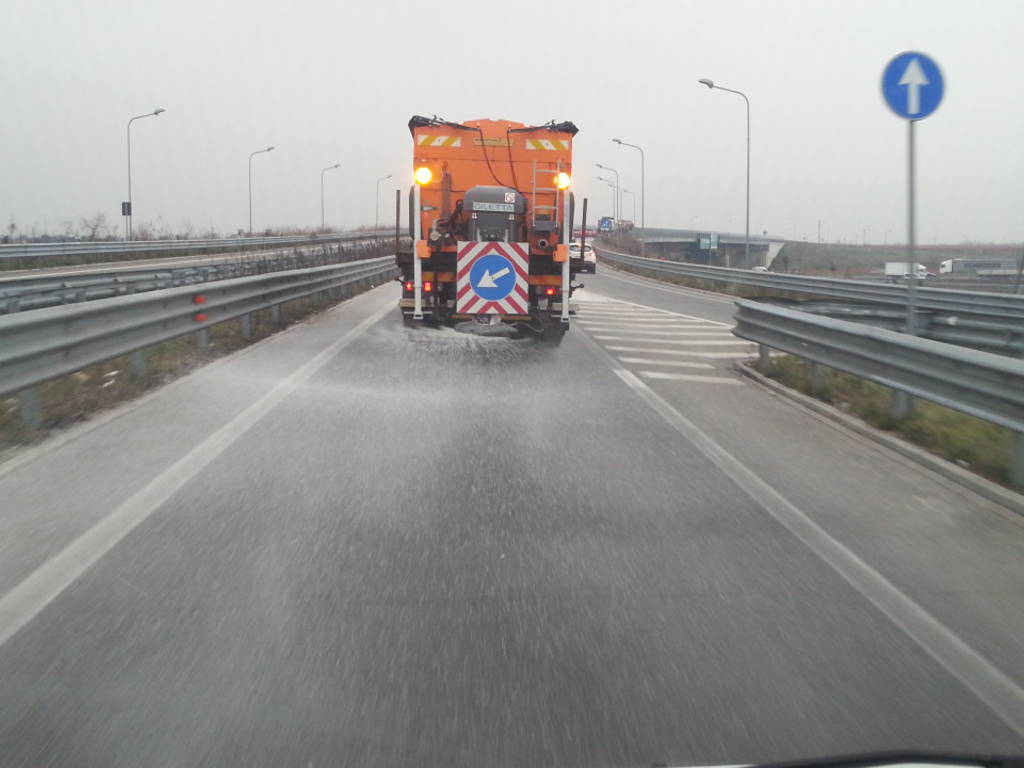 sale sulle strade per ghiaccio e neve