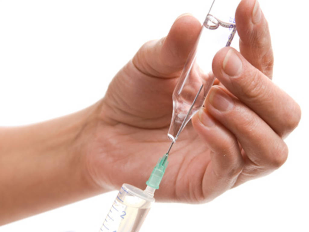 siringa vaccino per la meningite