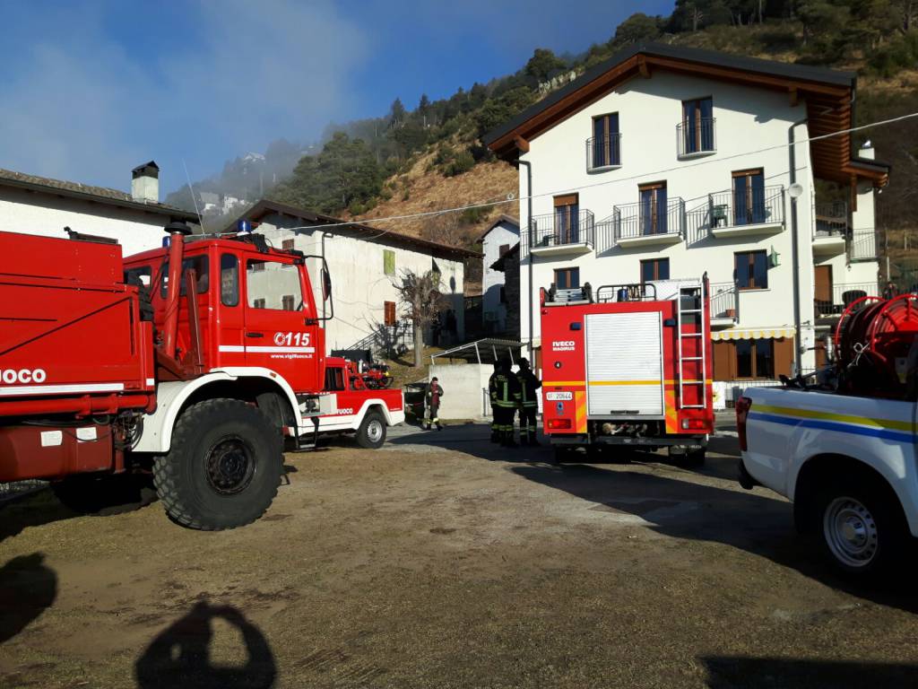 Bruciàno i boschi in àlto lago: sospetto piromane