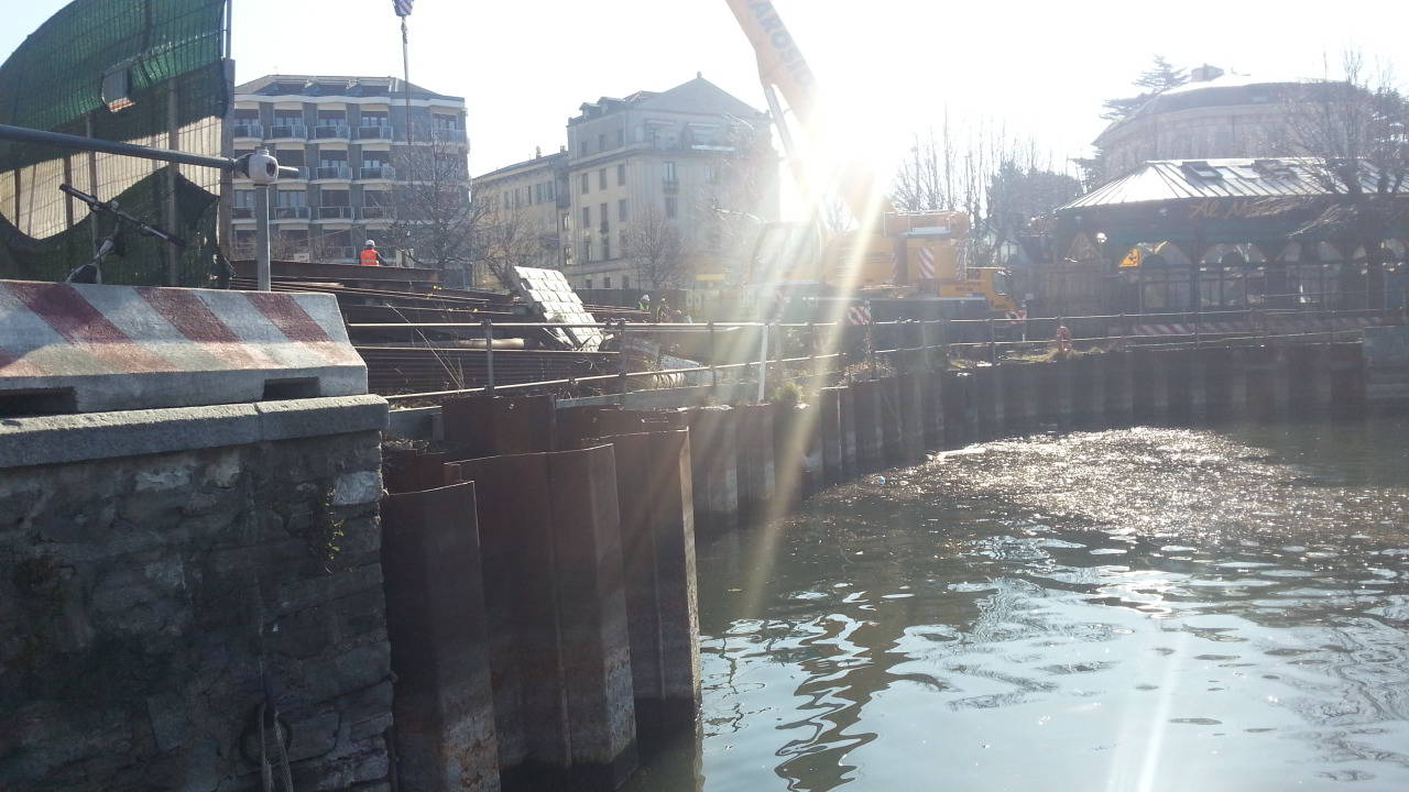 cantiere delle paratie di como, rimossa la grossa chiatta a sant'agostino