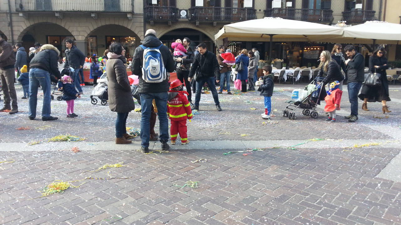 Carnevale, la festa dei bambini in piazza Duomo a Como