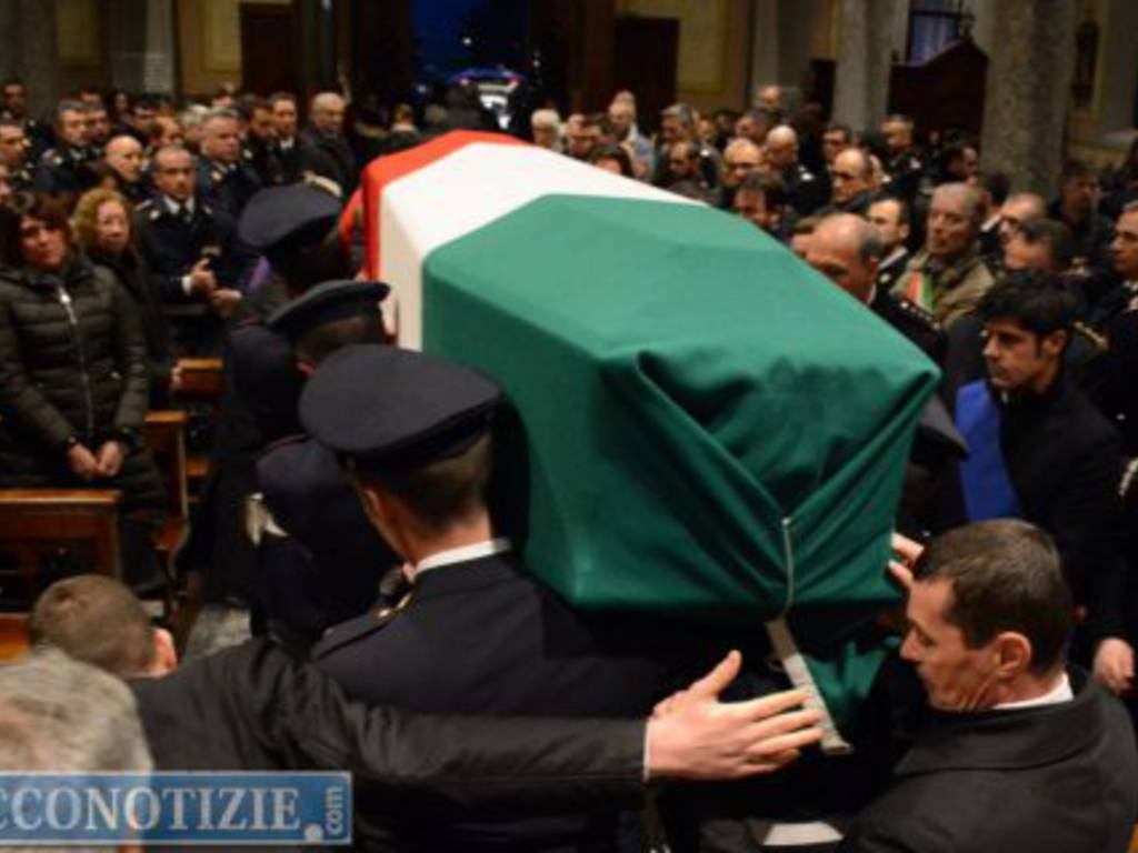 funerale poliziotto morto a colico