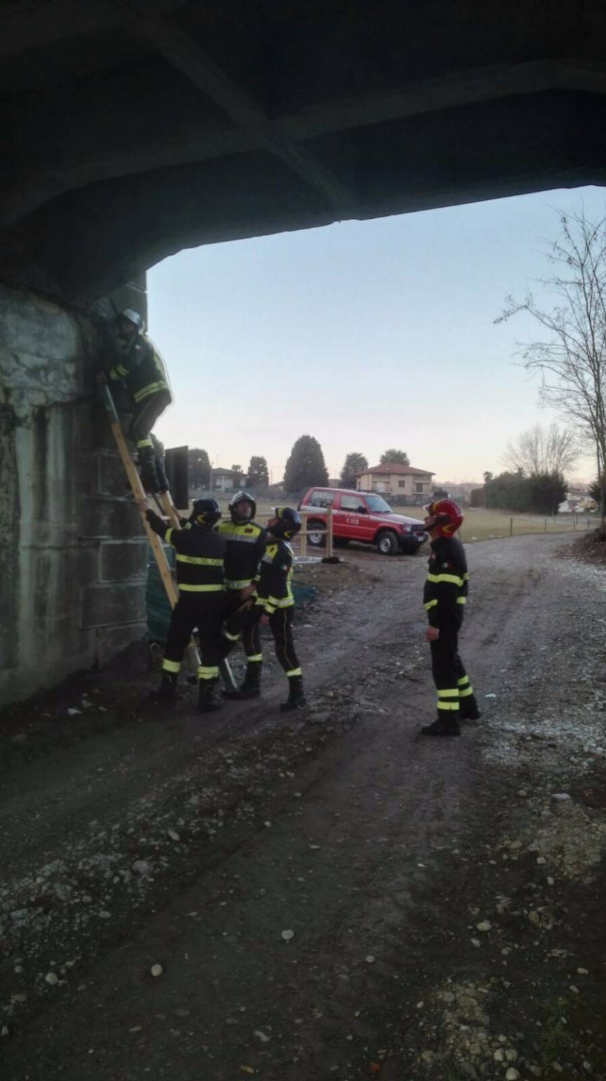 I pompieri controllato la tenuta del ponte di Cantù Asnago
