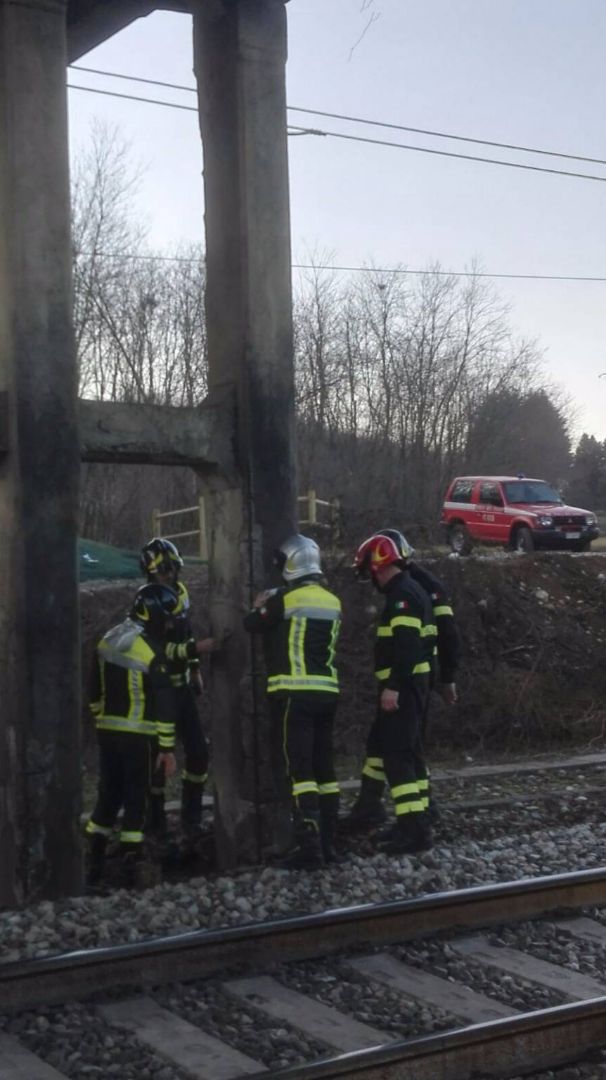 I pompieri controllato la tenuta del ponte di Cantù Asnago