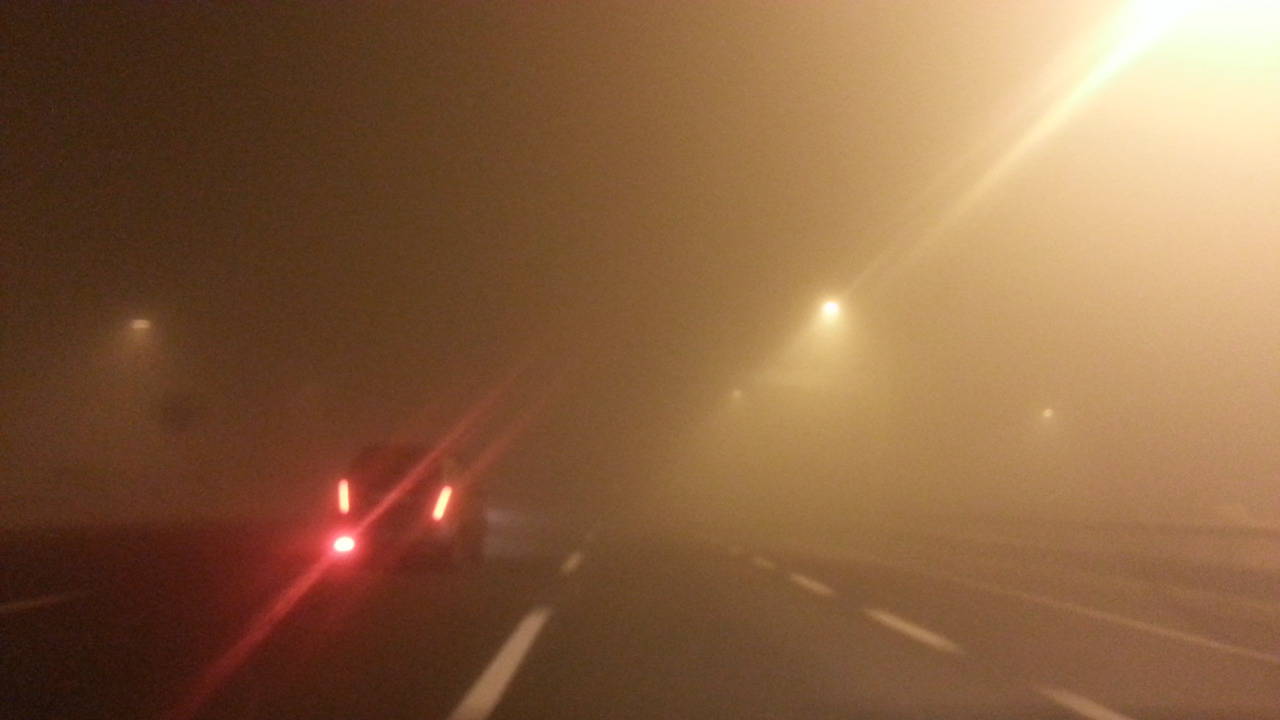 La grande nebbia sulla A9: visibilità ridotta e disagi