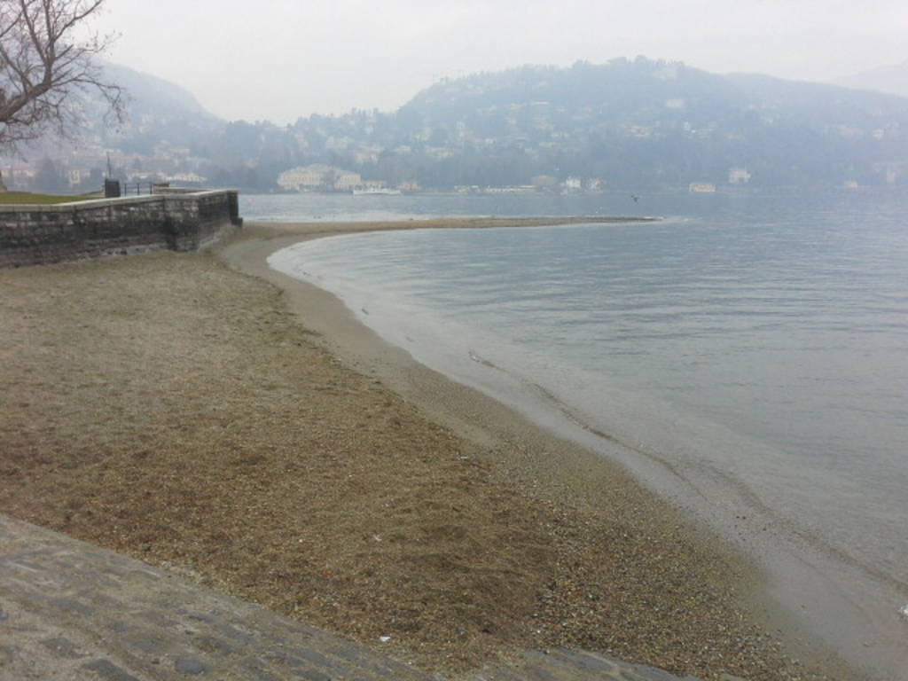 Lago di Como in secca e rispunta la "spiaggia" al Tempio Voltiano