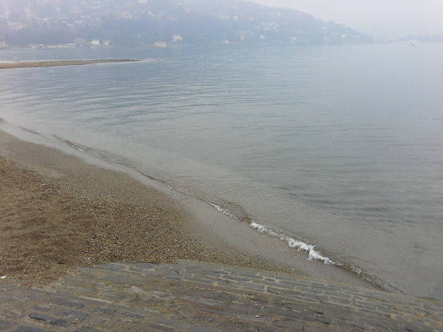 Lago di Como in secca e rispunta la "spiaggia" al Tempio Voltiano