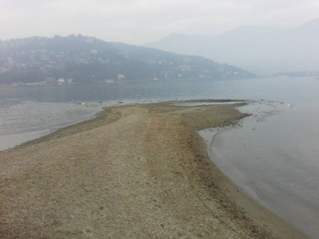 Lago di Como in secca e rispunta la "spiaggia" al Tempio Voltiano