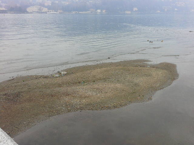 Lago di Como in secca e rispunta la "spiaggia" al Tempio Voltiano