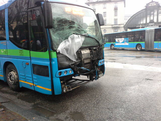 Pullman si schianta contro un camion a sant'agostino