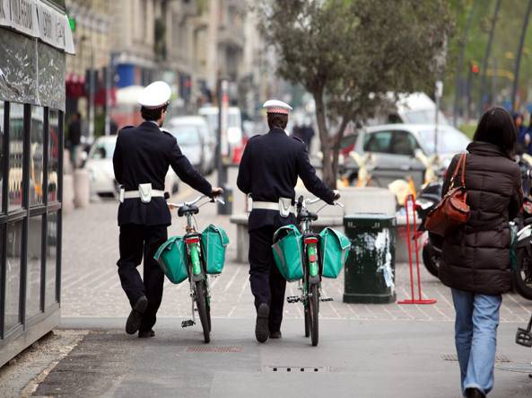 vigili di quartiere di spalle bicicletta