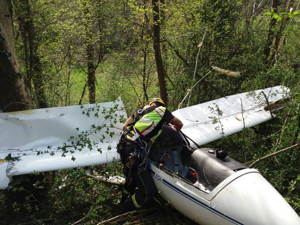 Aliante precipita nel bosco a Tavernerio, ferito il pilota