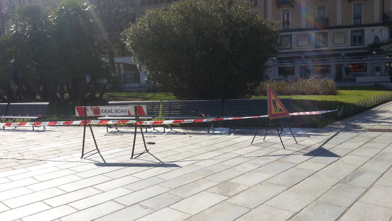 Arrivate le nuove panchine in piazza Cavour a Como