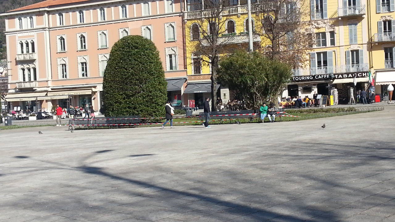 Arrivate le nuove panchine in piazza Cavour a Como