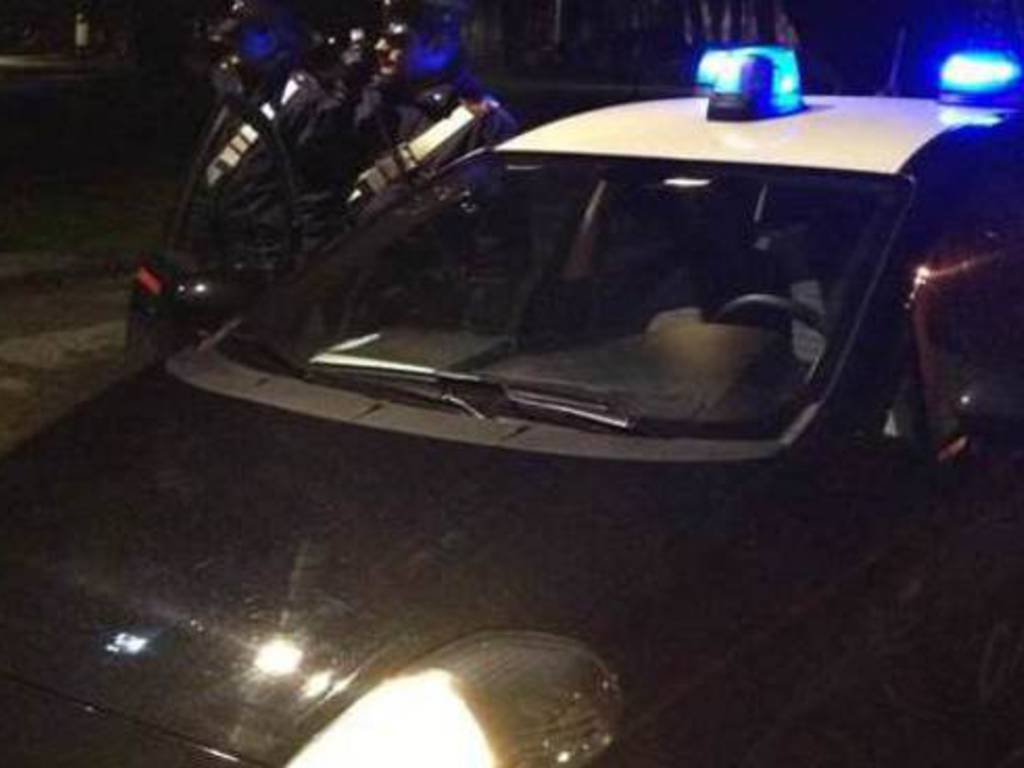 auto carabinieri notte con lampeggianti asso