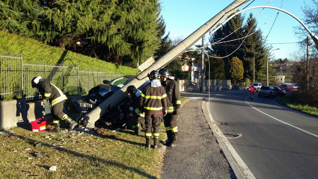 auto fuori strada olgiate comasco via tarchini