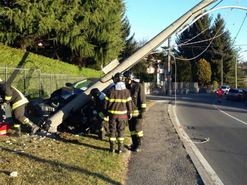 auto fuori strada olgiate comasco via tarchini