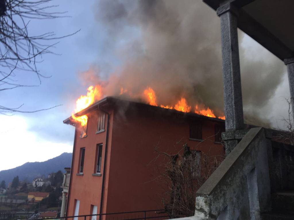 Il fuoco si mangia il tetto della palazzina di Sormano