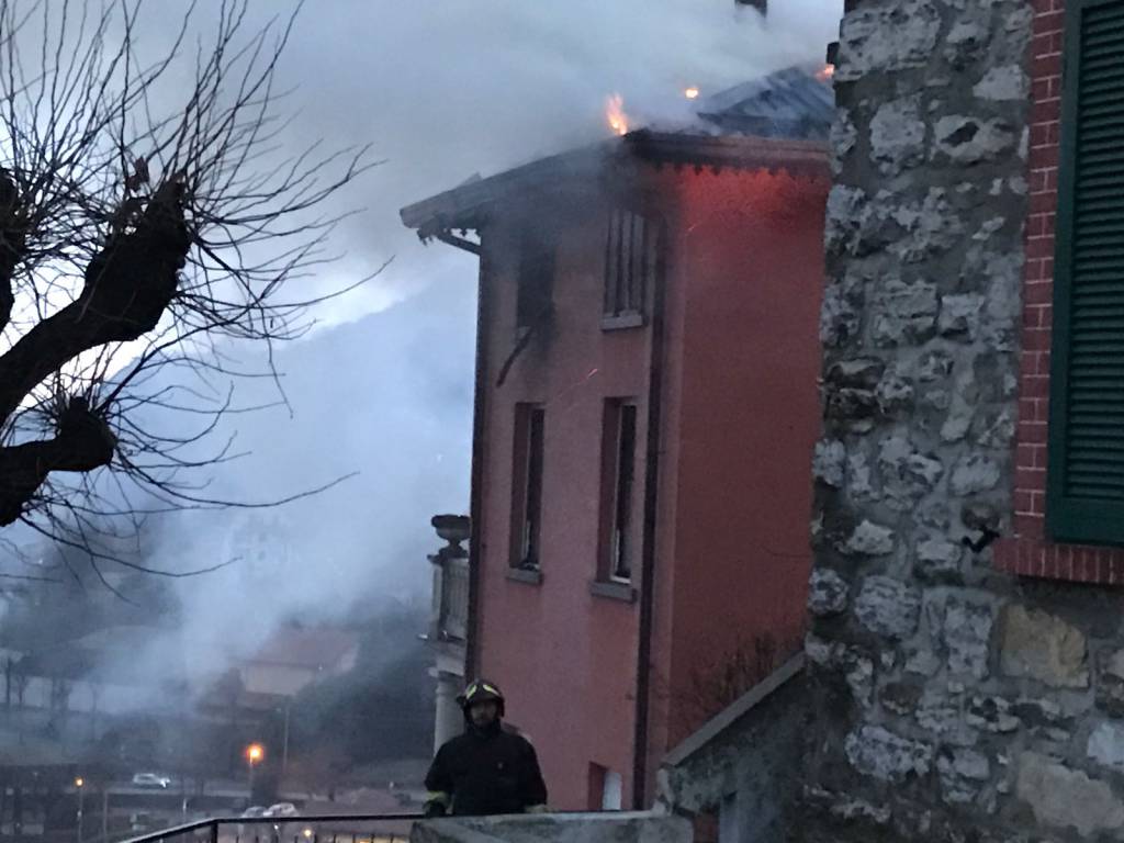 Il fuoco si mangia il tetto della palazzina di Sormano