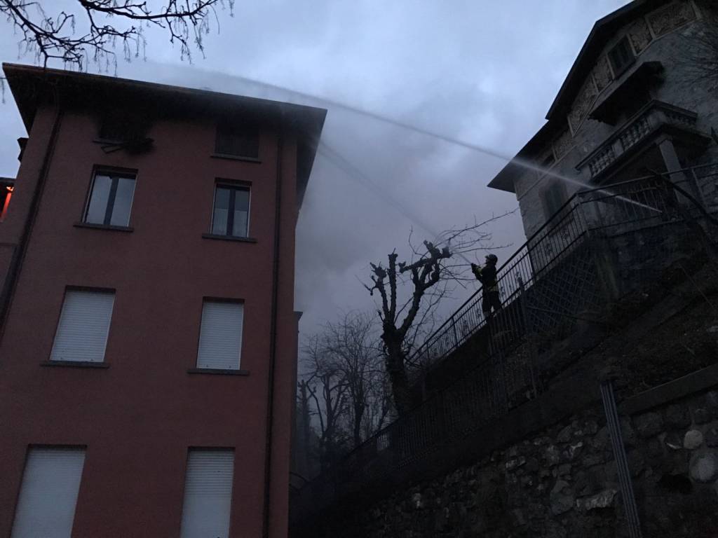 Il fuoco si mangia il tetto della palazzina di Sormano