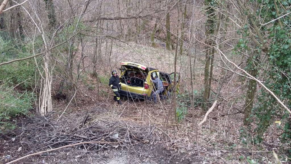 incidente faloppio auto nella scarpata