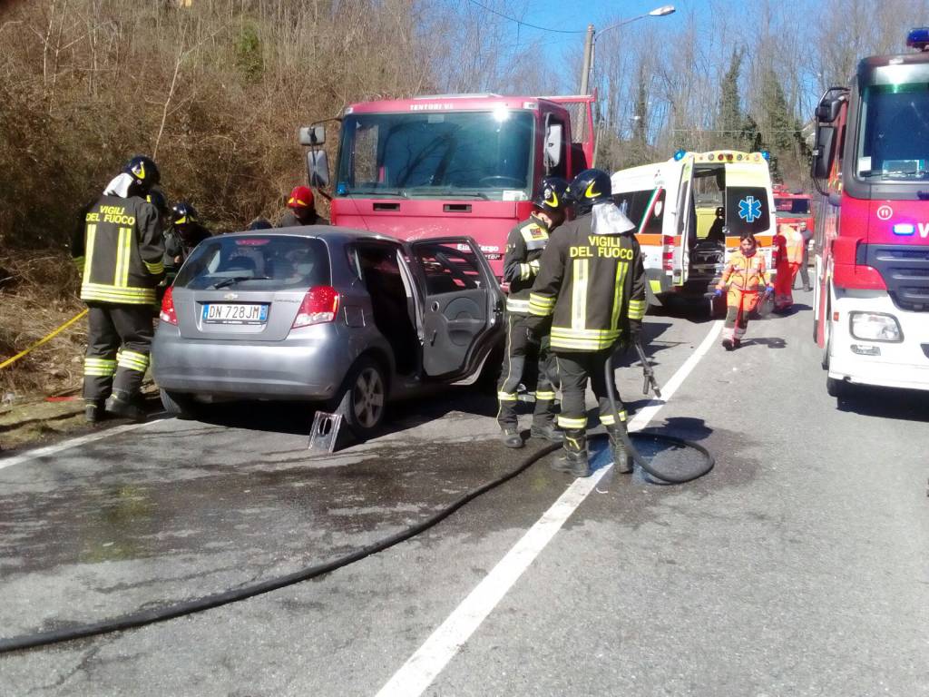 incidente mortale fino mornasco auto e camion