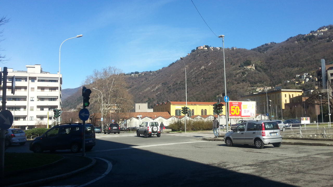 Le tante buche sulle strade di Como: un vero disastro