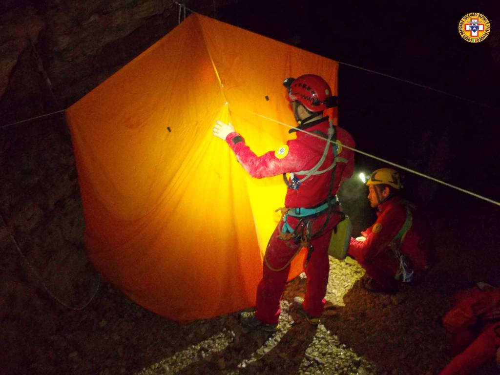 Moltrasio, escursionista recuperato da una grotta