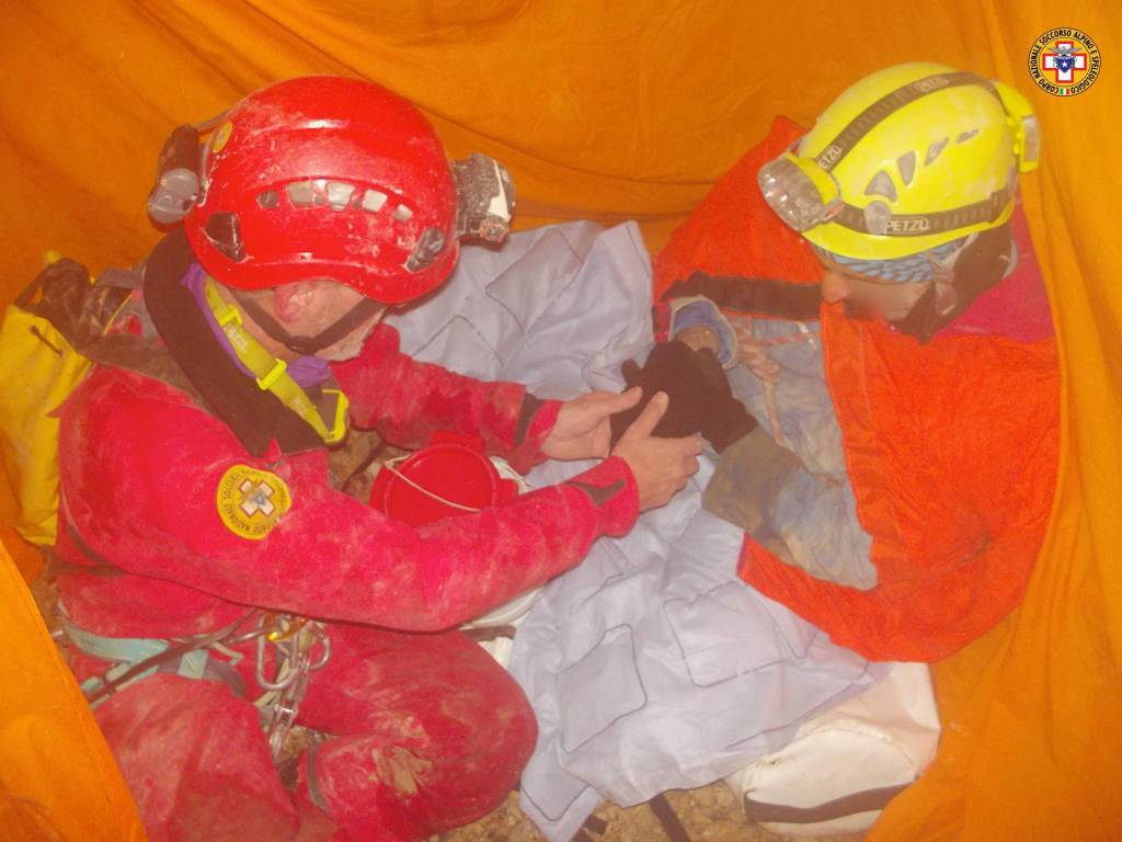 Moltrasio, escursionista recuperato da una grotta