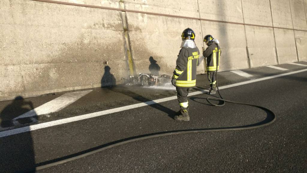 Moto si schianta in A9 e poi prende fuoco