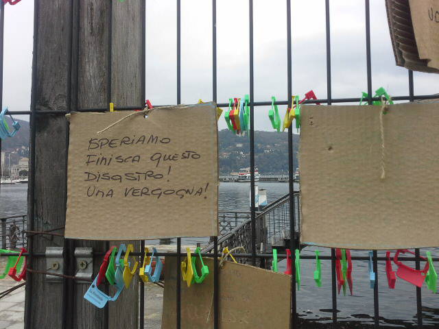 Non solo i lucchetti sul lungolago di Como: ora anche i cartelli