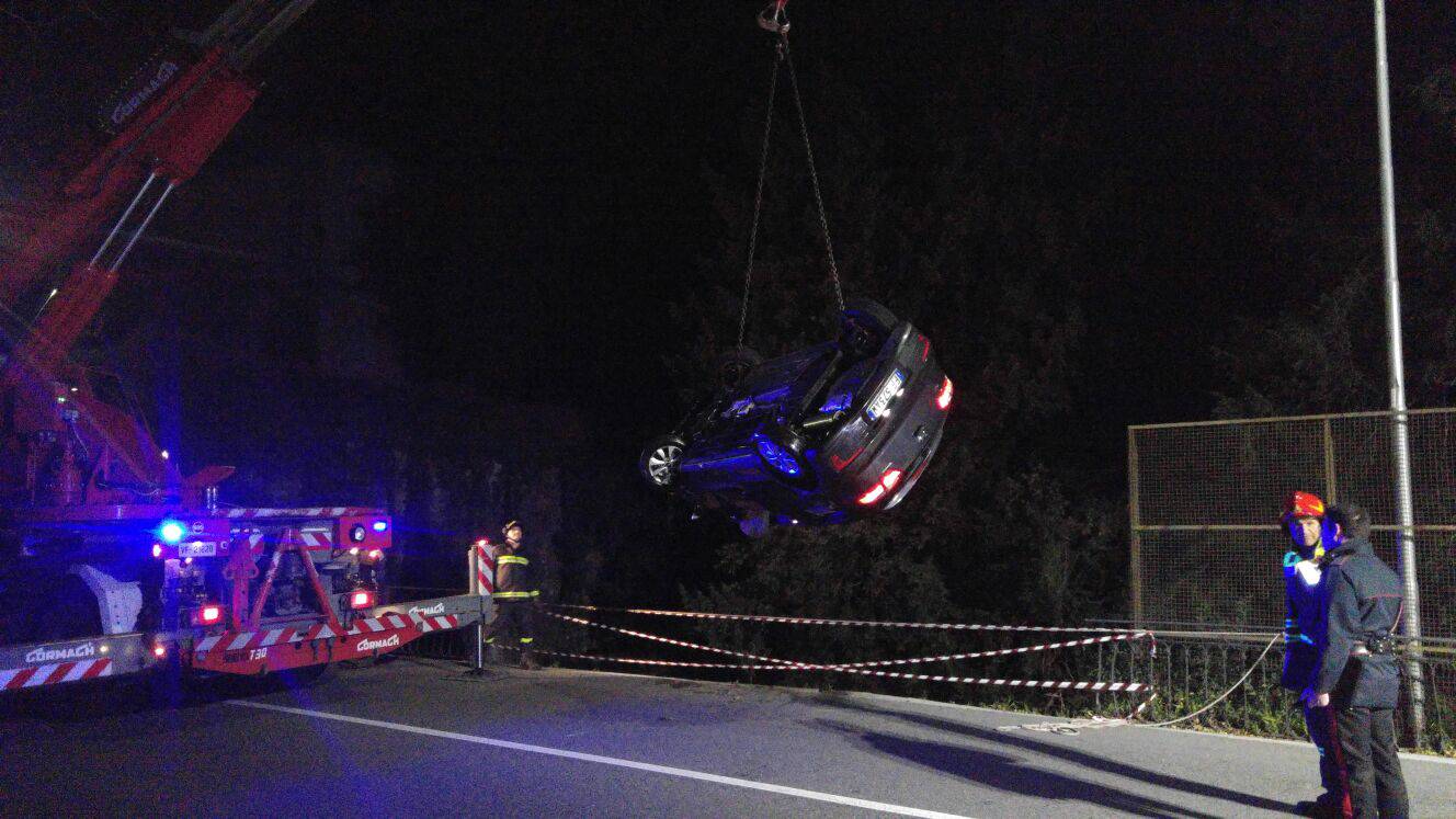 Via per Cernobbio, auto vola nel lago nella notte