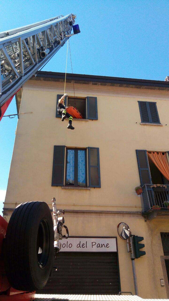 Due persone soccorse con la barella in centro a Casnate